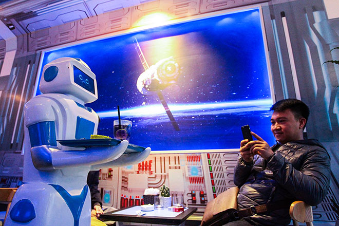 Cận cảnh robot bồi bàn đầu tiên ở Việt Nam - 4