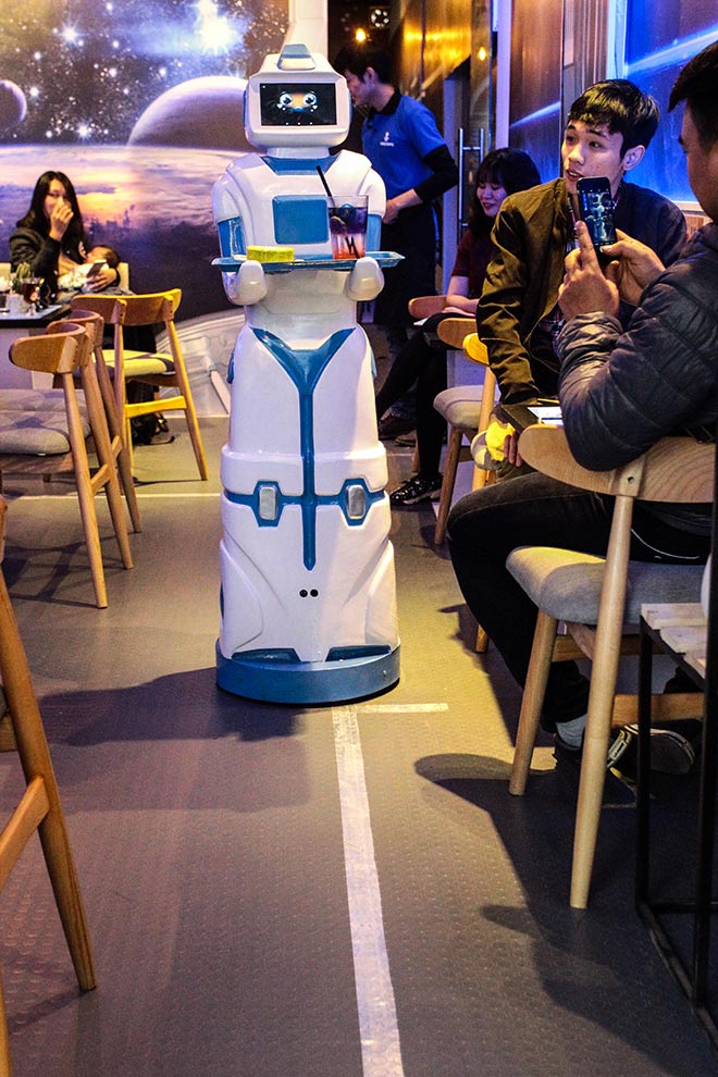 Cận cảnh robot bồi bàn đầu tiên ở Việt Nam - 6