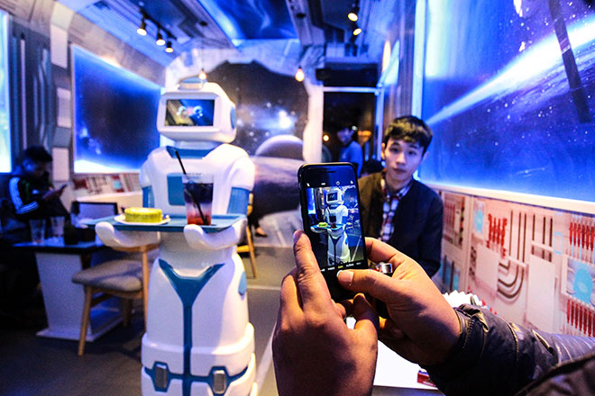 Cận cảnh robot bồi bàn đầu tiên ở Việt Nam - 11