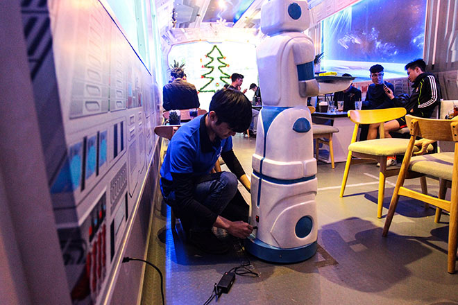 Cận cảnh robot bồi bàn đầu tiên ở Việt Nam - 7