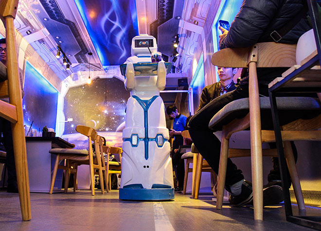 Cận cảnh robot bồi bàn đầu tiên ở Việt Nam - 10