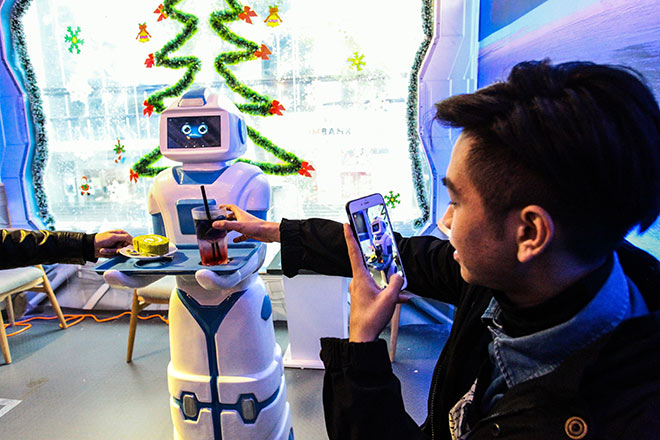 Cận cảnh robot bồi bàn đầu tiên ở Việt Nam - 12