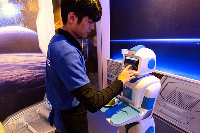 Cận cảnh robot bồi bàn đầu tiên ở Việt Nam - 9