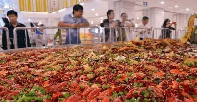 Sếp &#34;nhà người ta&#34; đãi tiệc chỉ gọi 1 món, ai ngờ nhân viên ăn mãi không hết - 2