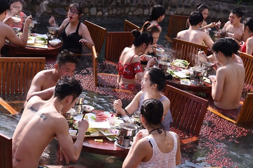 TQ: Nam thanh nữ tú vừa tắm vừa ăn lẩu giữa trời giá buốt - 6