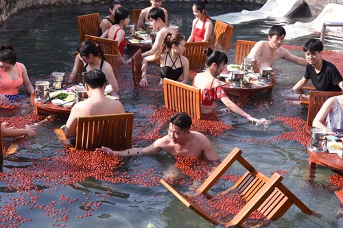 TQ: Nam thanh nữ tú vừa tắm vừa ăn lẩu giữa trời giá buốt - 2