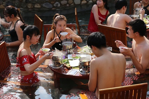 TQ: Nam thanh nữ tú vừa tắm vừa ăn lẩu giữa trời giá buốt - 4