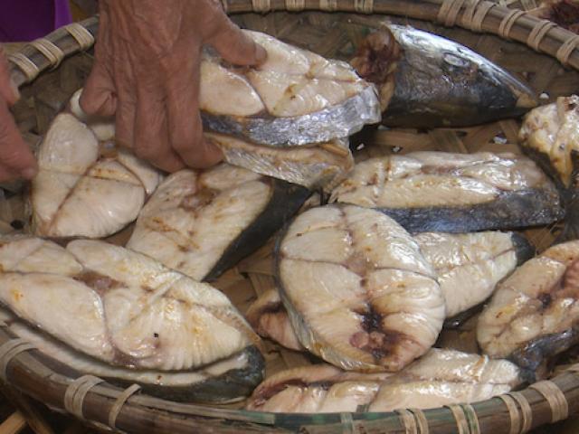 ”Chết thèm” nhìn nướng cá bằng than ở Cửa Lò ngày rét