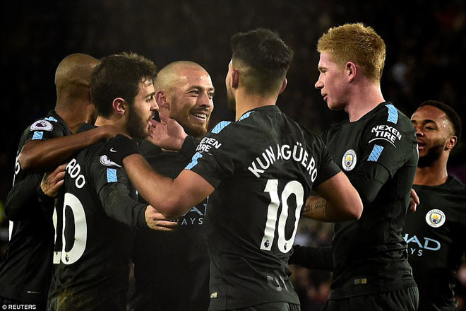 Khi cả Ngoại hạng Anh vật vã &#34;leo núi&#34;, Man City dạo chơi - 2