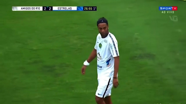 Sững sờ: Tuyệt tác cứu thua &#34;bọ cạp&#34; tái hiện, Ronaldinho chết lặng - 2