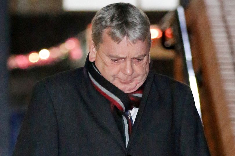 Anh: Vừa xem phim "người lớn" vừa lái xe và cái kết - 2