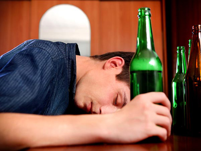 1. Uống quá nhiều rượu và chất kích thích: tiêu thụ quá nhiều loại đồ uống này gây áp lực lớn cho chức năng làm việc của thận và gan.