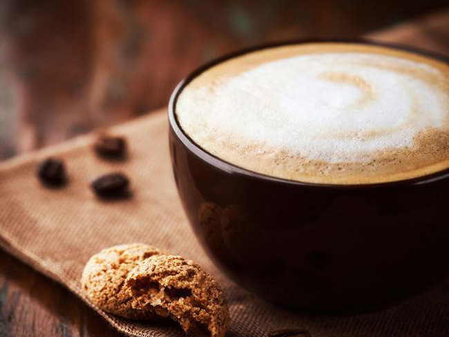 8. Uống quá nhiều cà phê: chất caffeine có thể gây ảnh hưởng tới chức năng của thận, làm tăng huyết áp.