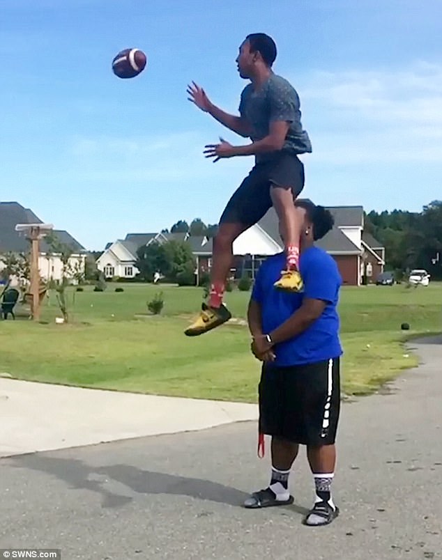 Thanh niên nhảy cực cao, nhún tại chỗ cũng qua đầu người khác - 2