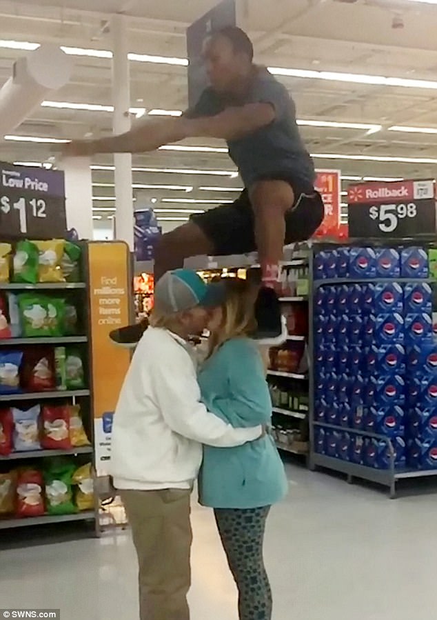 Thanh niên nhảy cực cao, nhún tại chỗ cũng qua đầu người khác - 3