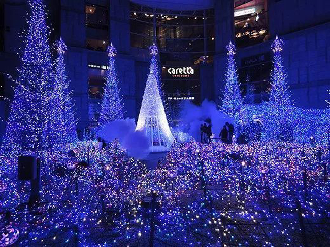 Cột ánh sáng cao 10m và cây thông Noel khổng lồ cao 6m là một trong những cảnh đẹp mà bạn không thể bỏ qua khi tới Shiodome.