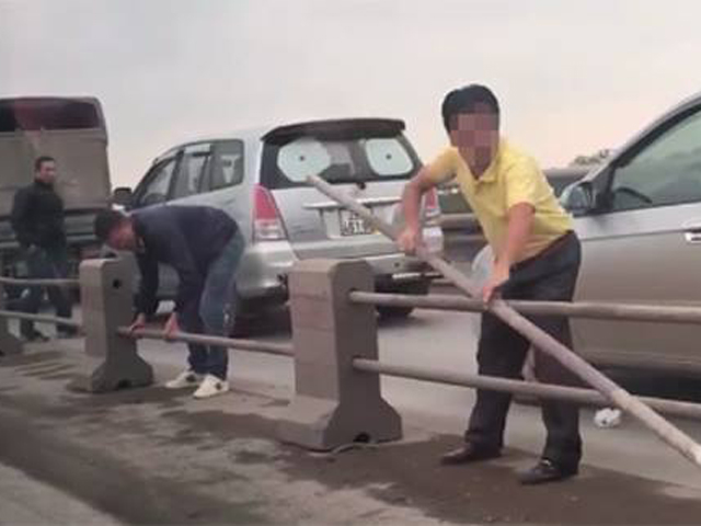 Hà Nội: Tài xế ô tô tháo dải phân cách cầu Thanh Trì để trốn CSGT - 1