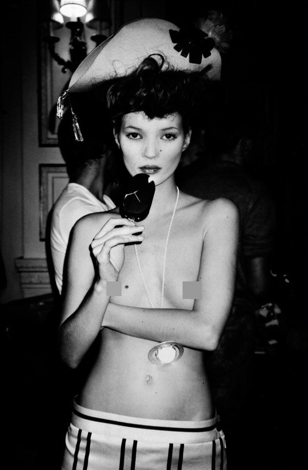 Clip Kate Moss ăn kem, bán nude trên sàn diễn năm 19 tuổi gây sốt - 1