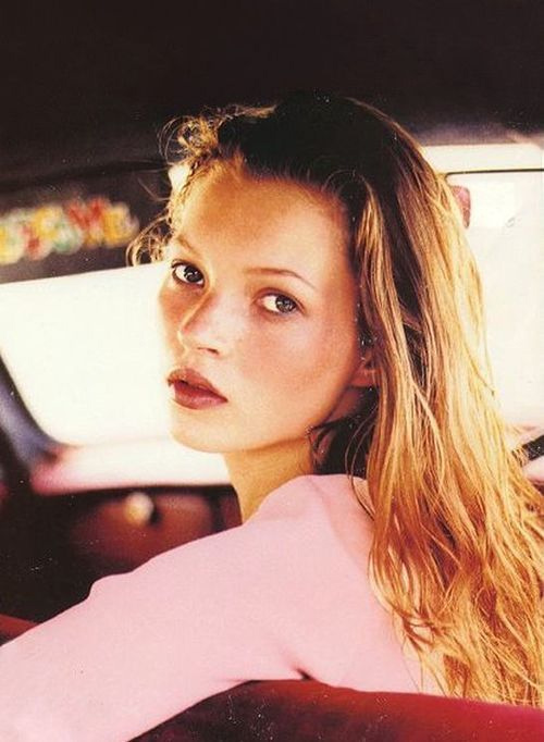 Clip Kate Moss ăn kem, bán nude trên sàn diễn năm 19 tuổi gây sốt - 3