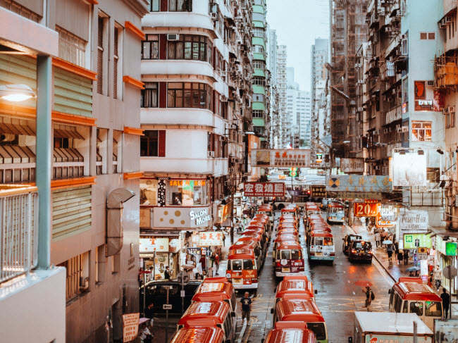 1. Hong Kong (25,7 triệu khách): Thành phố đông đúc này thu hút hàng triệu du khách trong năm 2017. Lợi thế ở đây là có nhiều trung tâm thương mại hiện đại và các khu chợ đêm hấp dẫn.