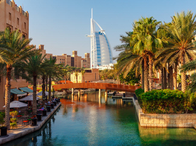 6. Dubai, UAE (16 triệu khách): Thành phố là quê hương của tòa nhà cao nhất thế giới Burj Khalifa cũng như khách sạn hình cánh buồm Burj Al Arab được xây dựng trên đảo nhân tạo.