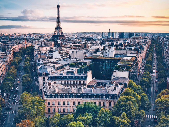 7. Paris, Pháp (14,3 triệu khách): Một số người gọi Paris là “Thành phố ánh sáng” hay “Thành phố tình yêu”, bởi vì nó có nhiều công trình kiến trúc lộng lẫy và không gian lãng mạn. Du khách có thể đi dạo dọc sông Seine và ngắm tranh đường phố ở Montmartre hay ngồi thư giãn dưới tháp Eiffel.