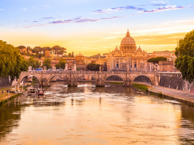 12. Rome, Italia (9,6 triệu khách): Thành phố nổi tiếng với văn hóa và lịch sử. Từ Đấu trường La Mã cho tới Vương cung thánh đường Thánh Phêrô, du khách có cảm giác như được trở lại thời kỳ cổ xưa khi tới thành phố này.