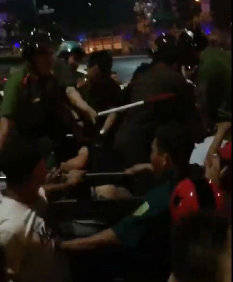 Bị đánh hội đồng vì dọa "dùng tiền ném chết người" - 2