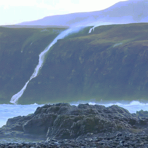 Lạ lùng những địa danh nước chảy ngược, ô tô tự leo lên dốc - 2