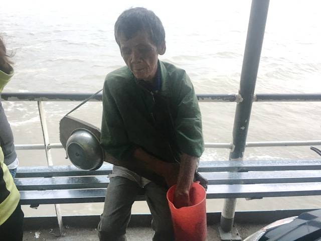 Lão mù đánh cây đàn kỳ dị trên dòng sông Hậu - 2