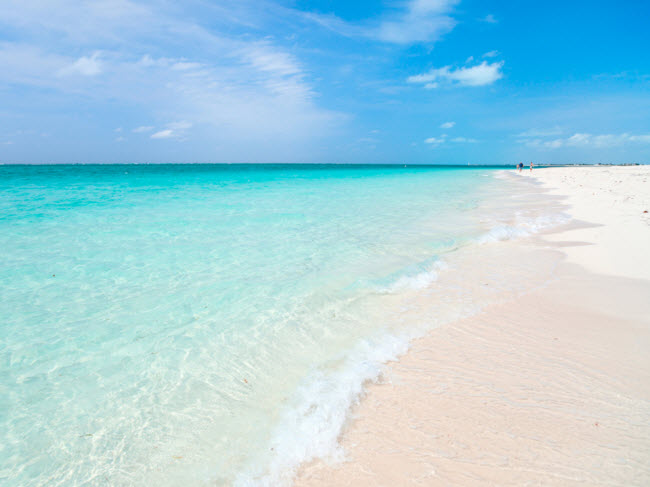 Grace Bay, Turks & Caicos: Các chuyên gia du lịch đánh giá Grace Bay là bãi biển đẹp nhất thế giới. Nơi đây nổi tiếng với nước trong xanh và bãi cát trắng muốt.