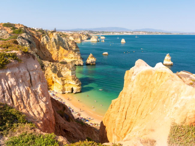 Praia do Camilo, Algarve, Bồ Đào Nha: Báo cáo của American Express Travel dự đoán rằng lượng du khách tới Bồ Đào Nha sẽ tăng 86% trong quý 1 năm 2018. Những bãi biển ở Algarve sẽ là điểm đến hấp dẫn nhất vì nơi đây có nhiều hang động đẹp.