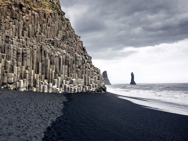 Reynisfjara Beach, Iceland: Mặc dù Iceland nằm ở xứ lạnh, nhưng quốc gia này có một số bãi biển đẹp hàng đầu thế giới. Cát đen và cấu trúc đá basalt tại bãi biển Reynisfjara Beach chắc chắn khiến du khách mê mẩn.