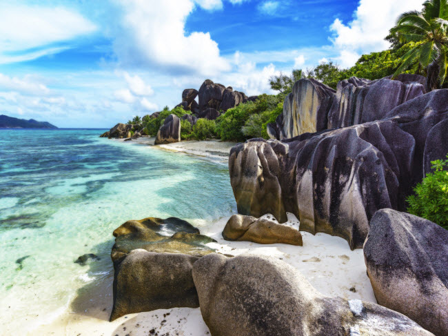 Anse Source d'Argent, Seychelles: Với cát màu hồng nhạt, nước trong vắt và vách núi cao, Anse Source d'Argent là một trong những bãi biển “ăn ảnh” nhất thế giới.