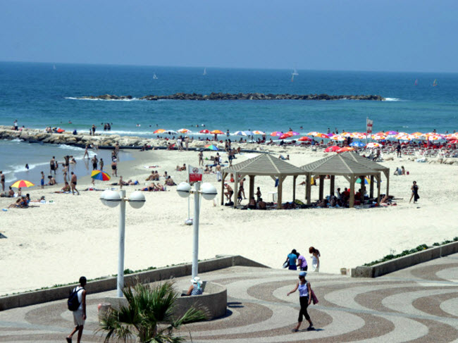 Gordon Beach, Tel Aviv, Israel: Thành phố Tel Aviv hiện đang trở thành một trong những điểm đến hấp dẫn nhất ở Địa Trung Hải và bãi biển Gordon Beach được nhiều du khách lựa chọn nhất. Nơi đây có khu thể dục ngoài trời, sân bóng chuyền, quán và và nhà sát bờ biển.