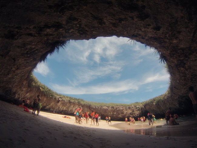 Playa del Amor, Parque Nacional Islas Marietas, Mexico: Bãi biển nằm trong một hang động và du khách phải bơi qua một đường hầm để tới đây. Địa điểm này được cho là sản phẩm của các vụ thử bom của quân đội Mexico vào những năm 1900.