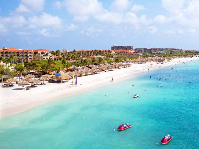 Eagle Beach, Aruba: Với biển lặng và không gian yên tĩnh, Eagle Beach xếp vị trí thứ ba trong danh sách những bãi biển đẹp nhất trên TripAdvisor.