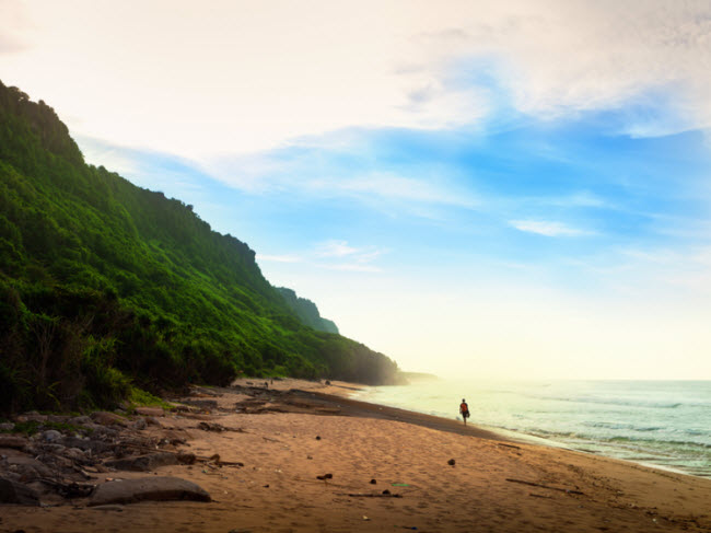 Nyang Nyang Beach, Bali, Indonesia: Bali là hòn đảo nghỉ dưỡng nổi tiếng thế giới và bãi biển Nyang Nyang Beach mang đến cho du khách những trải nghiệm đặc biệt vì nó nằm ở vị trí hẻo lánh và vắng vẻ.