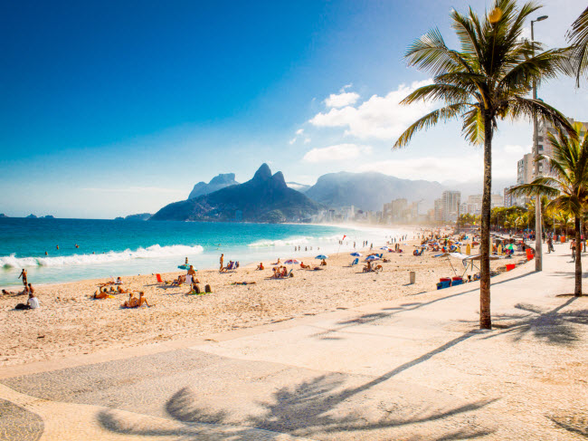 Ipanema Beach, Rio de Janeiro, Brazil: Đây là một trong những bãi biển đô thị đẹp nhất thế giới. Nơi đây náo nhiệt với nhiều hoạt động như lướt ván, thể dục ngoài trời và thể thao bãi biển.