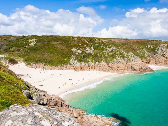 Porthcurno, Cornwall, Anh: Nước biển trong xanh khiến du khách có cảm giác như đang ở trên một bãi biển ở vùng Caribbe.