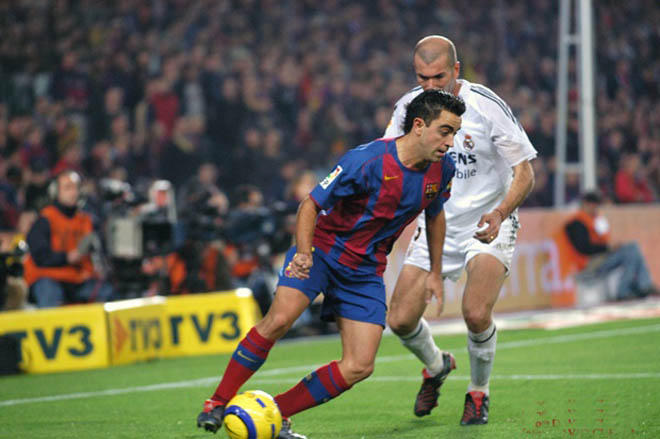 Khoảnh khắc thiên tài Real – Barca: Zidane đấu Xavi-Iniesta, vũ điệu thần thánh - 1