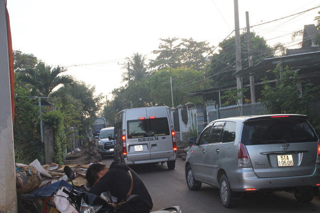 Xe né trạm BOT Biên Hòa, kẹt xe kinh khủng trong đường làng - 12