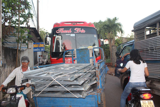 Xe né trạm BOT Biên Hòa, kẹt xe kinh khủng trong đường làng - 1