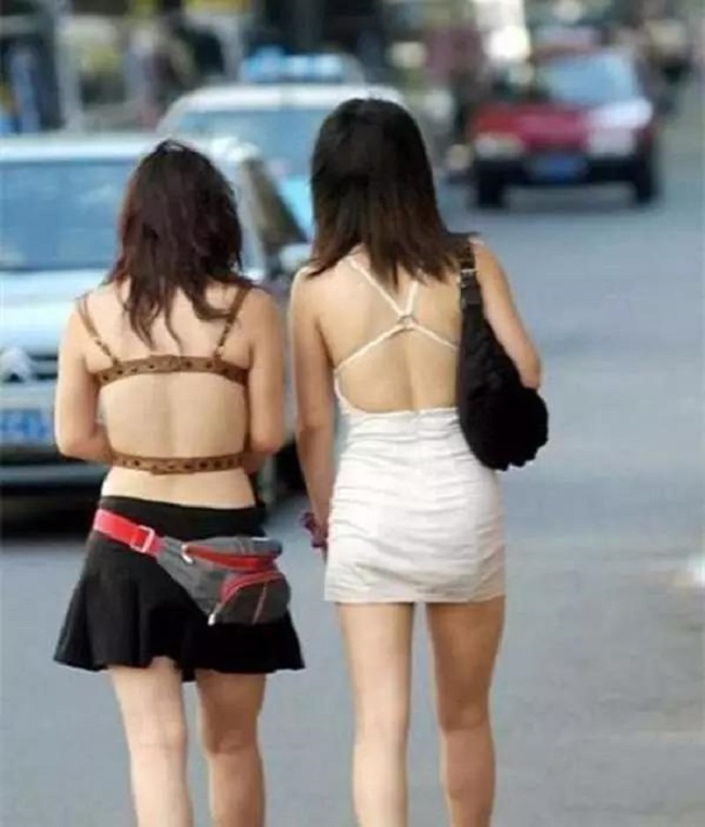 Các nàng vô tư đi trên phố mà không cần che chắn trang phục như nội y. 