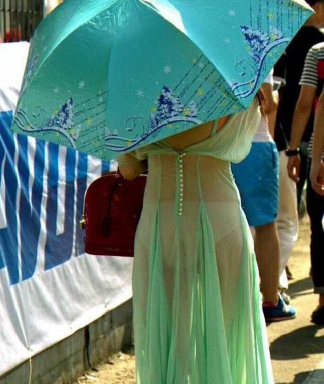 Thêm nữa, các cô gái trẻ ở Trung Quốc còn "cả gan" mặc xuyên thấu toàn phần thế này ra phố. 