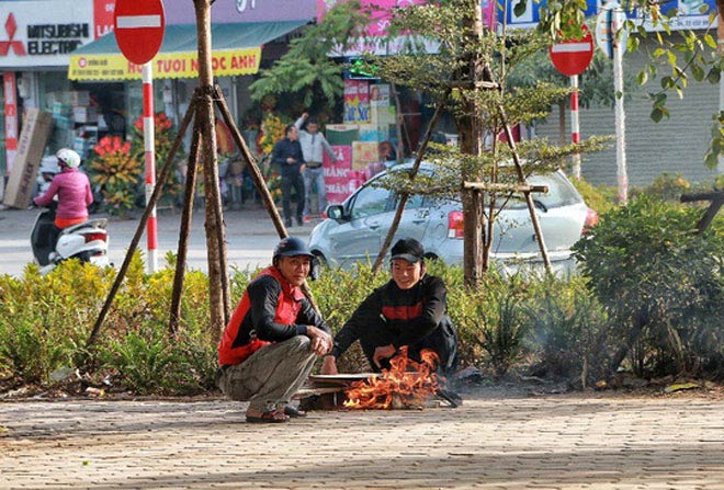 Người Hà Nội co ro trong đợt rét mạnh nhất từ đầu mùa - 14