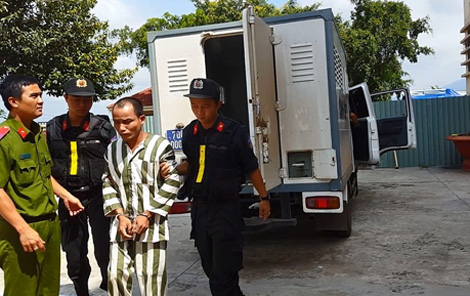 Truy tìm “bóng ma” thoát y - 1