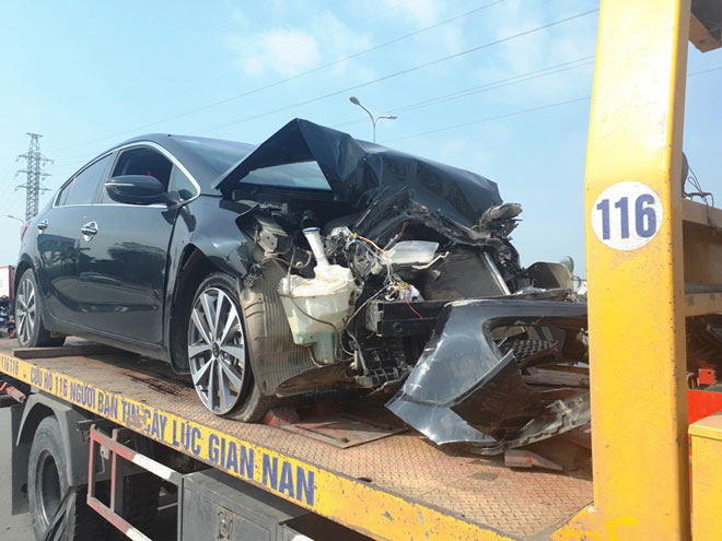 Xe Kia nát đầu, xe đi đưa tang lật ngang, 8 người bị thương - 2