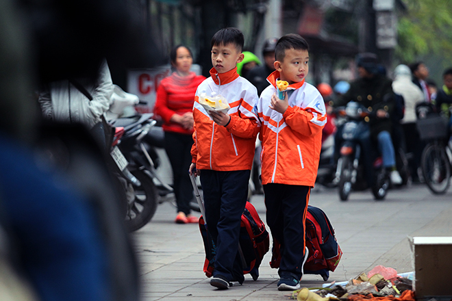 Trẻ em co ro, gà gật tới trường trong cái lạnh cắt da cắt thịt - 9