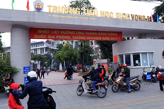 Trẻ em co ro, gà gật tới trường trong cái lạnh cắt da cắt thịt - 12
